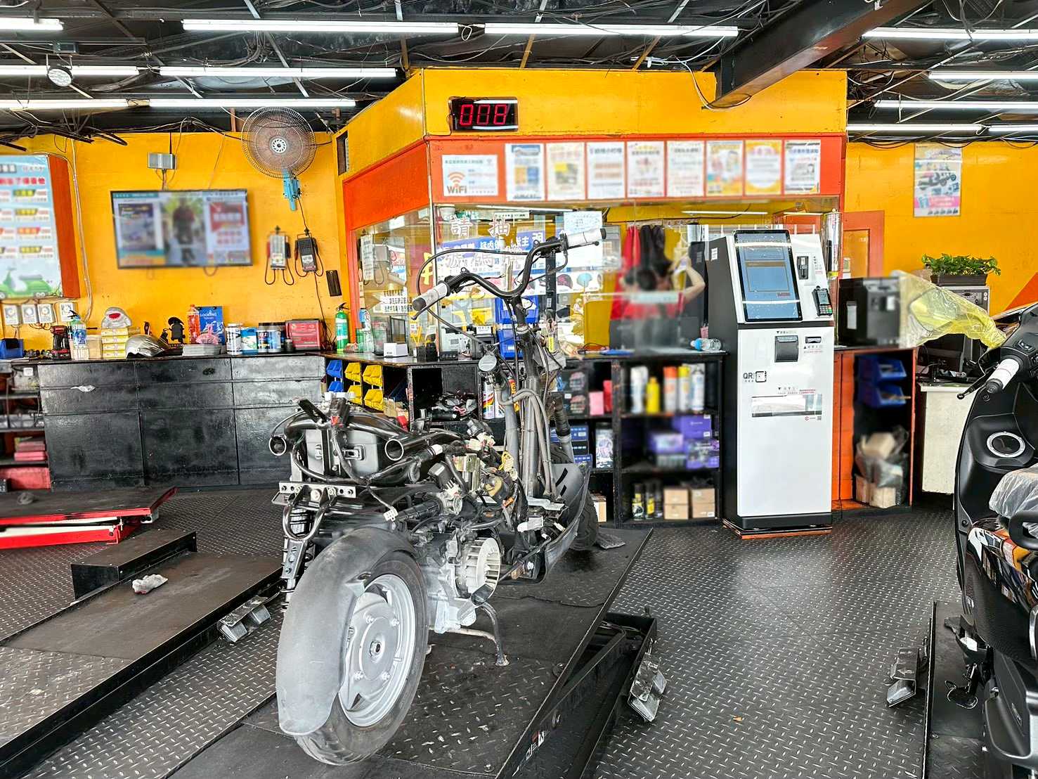 非常機車自助繳費機實際安裝與 POS 系統整合